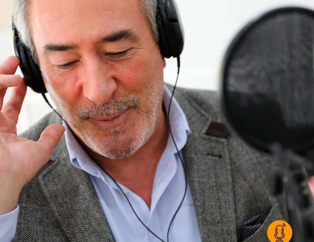 Curro hablando radio