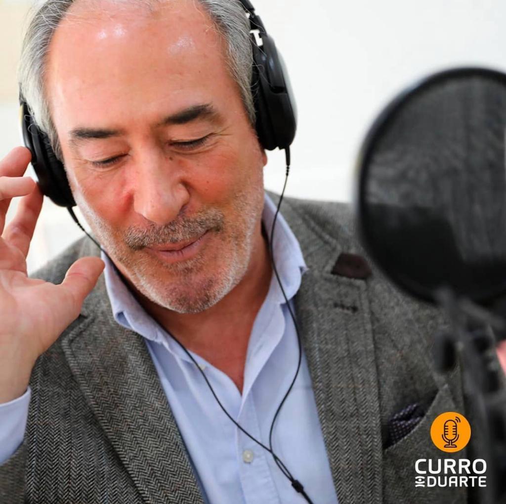 Curro hablando radio